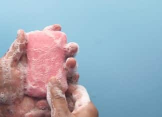 Alerta da Anvisa: Sabonete popular entre brasileiros é proibido e retirado das prateleiras
