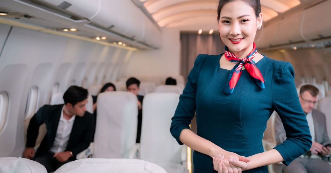 Comissária revela o que você nunca deve vestir ao viajar de avião — e pode até ser barrado