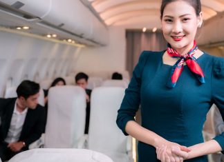 Comissária revela o que você nunca deve vestir ao viajar de avião — e pode até ser barrado