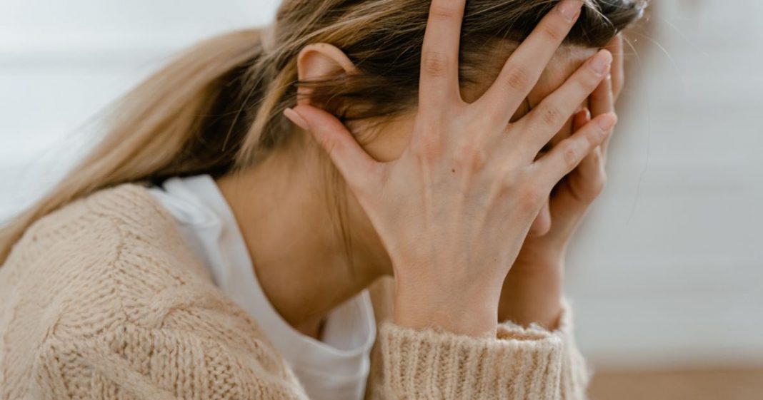 FIQUE ATENTO: 3 Frases que revelam infelicidade, segundo a psicologia
