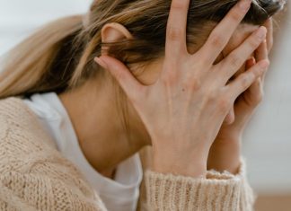 FIQUE ATENTO: 3 Frases que revelam infelicidade, segundo a psicologia
