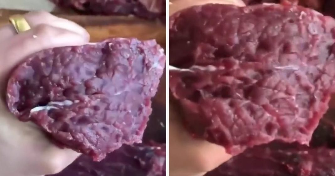 Internautas entram em pânico com vídeo de carne se movendo ao ser salgada — veja o motivo