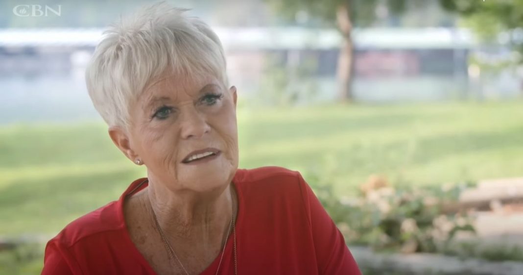 Mulher que ficou morta por 11 minutos revela o que viu no céu e no inferno