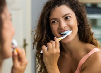 O erro comum ao escovar os dentes que pode estar prejudicando sua saúde bucal