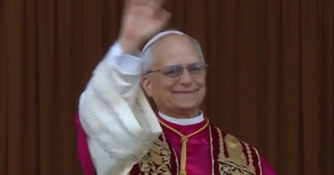 Papa Leão XIV pede união e paz em primeiro discurso: “Todos juntos, um só povo”