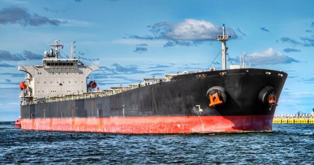 Por que o casco dos navios é pintado de vermelho? O motivo vai muito além da estética