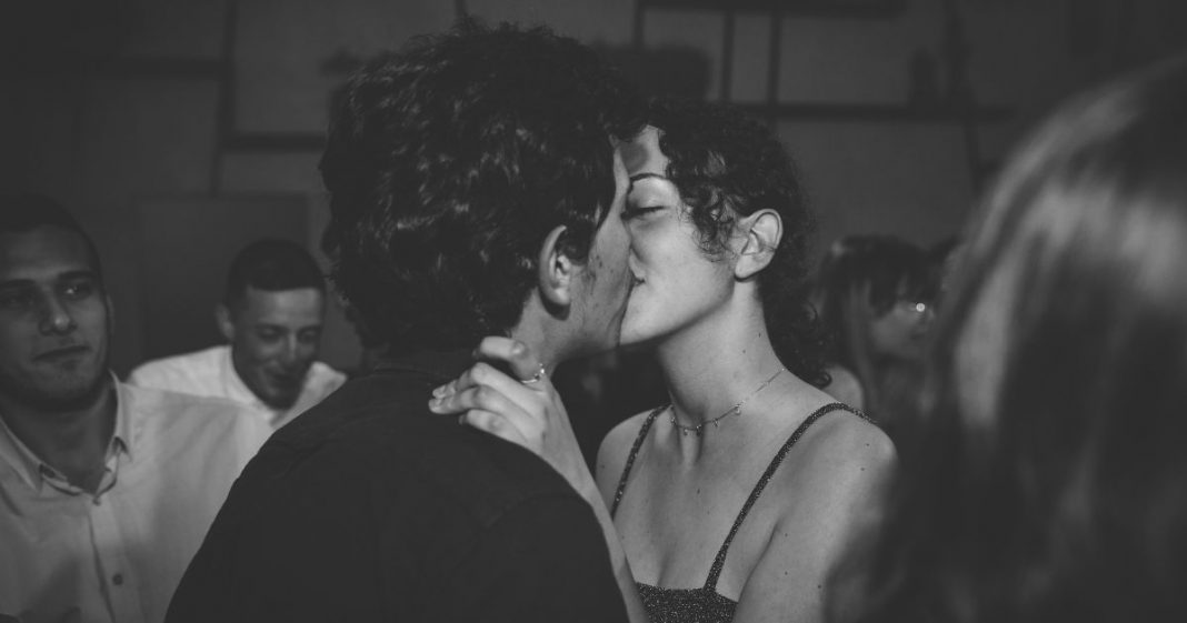 Sinais de que alguém beija muito bem (segundo a ciência e o comportamento)