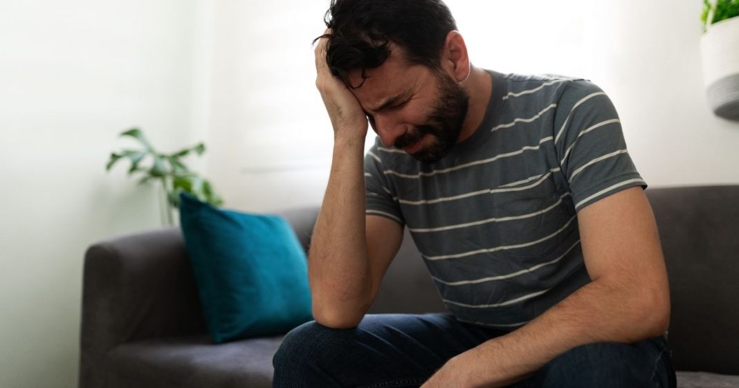 15 Maneiras reais de como os homens superam um término e dão a volta por cima