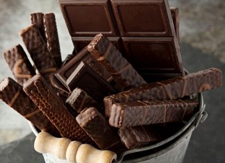 Consumidora encontra larvas em chocolate famoso e relato viraliza na internet