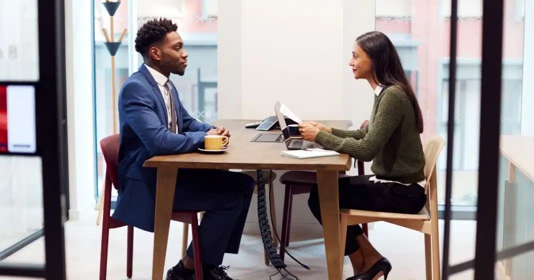 especialista-revela-a-pergunta-mais-poderosa-para-fazer-no-final-de-uma-entrevista-de-emprego-e-ela-pode-garantir-sua-vaga Especialista revela a pergunta mais poderosa para fazer no final de uma entrevista de emprego — e ela pode garantir sua vaga