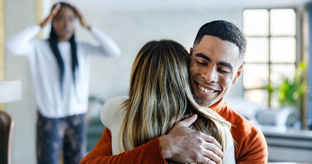 Existe idade certa para trair? Estudo aponta fase mais comum da infidelidade
