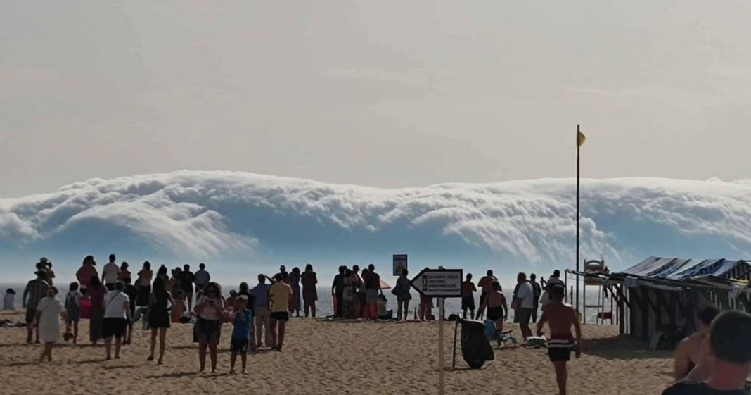 Nuvem em forma de tsunami assusta banhistas em Portugal — entenda o fenômeno raro por trás do espetáculo