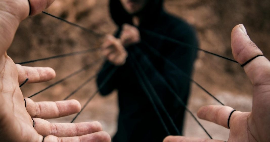 15 Sinais de que alguém está tentando te manipular emocionalmente