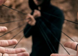 15 Sinais de que alguém está tentando te manipular emocionalmente
