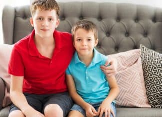7 Comportamentos de adultos que foram crianças forçadas a cuidar dos irmãos, segundo a psicologia