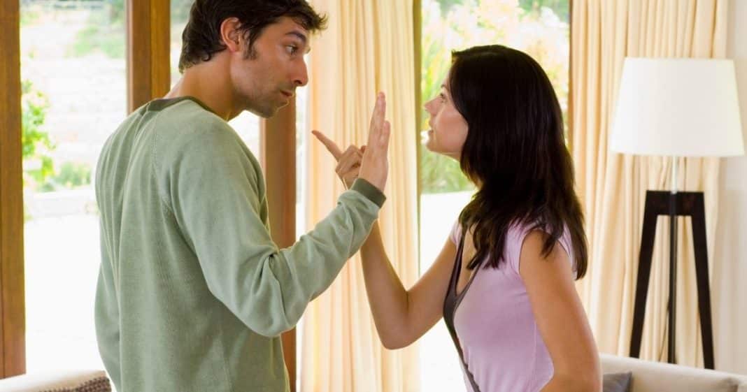 7 Frases que familiares tóxicos costumam dizer — E o que elas realmente significam, segundo a psicologia