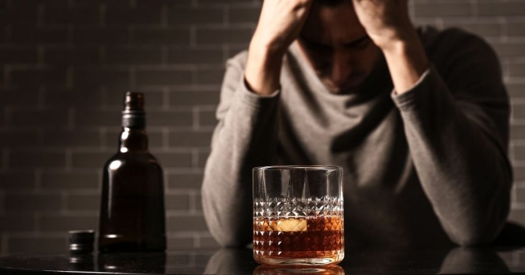 9 sinais silenciosos de que alguém pode ser um alcoólatra funcional, segundo especialistas