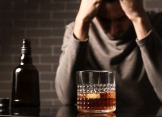9 sinais silenciosos de que alguém pode ser um alcoólatra funcional, segundo especialistas