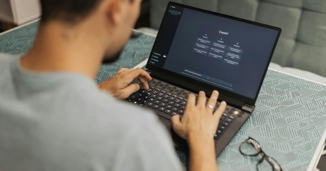 ChatGPT não é seu terapeuta: CEO da OpenAI faz alerta sobre uso emocional da IA
