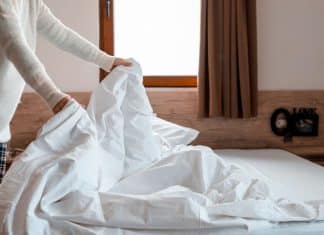 Com que frequência você deve lavar a roupa de cama? Microbiologista explica e alerta sobre riscos invisíveis
