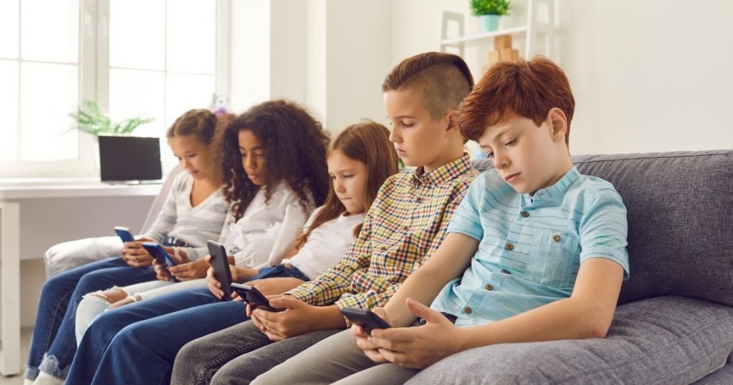 Excesso de telas em crianças pode causar sintomas parecidos com autismo? Especialistas alertam para o “autismo virtual”