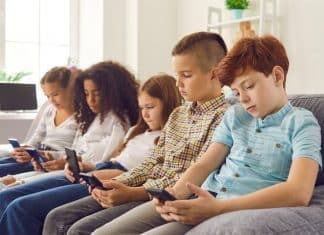 Excesso de telas em crianças pode causar sintomas parecidos com autismo? Especialistas alertam para o “autismo virtual”