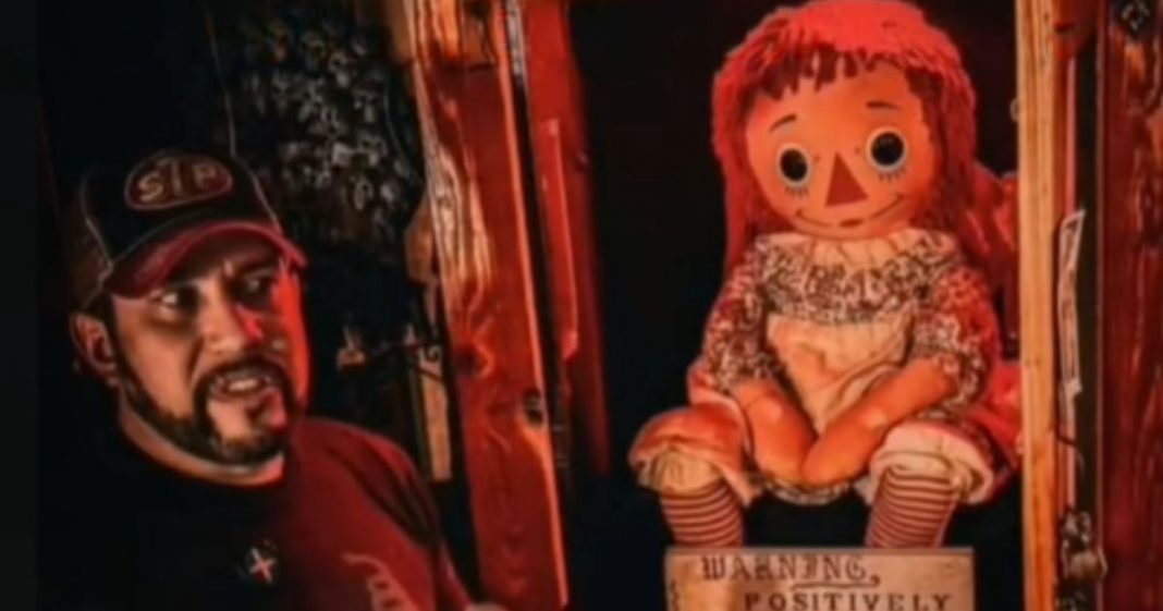 Investigador paranormal morre subitamente durante turnê com a boneca “assombrada” Annabelle