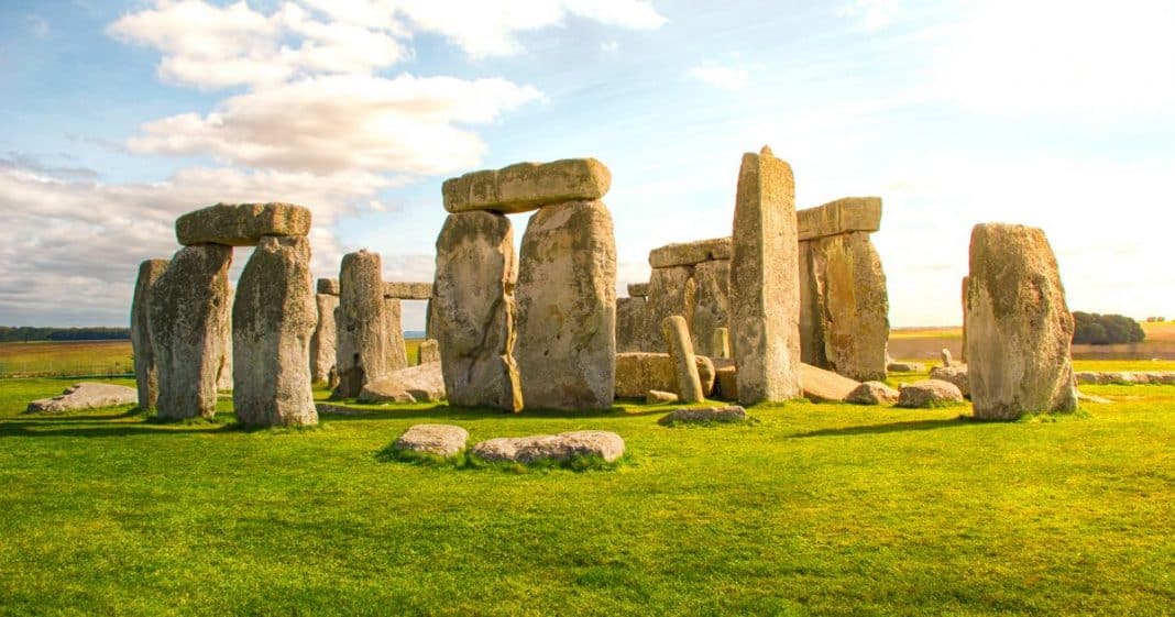 O mistério de Stonehenge desvendado: Estudo revela como monumento de 5.000 anos foi realmente construído
