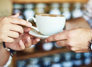 O polêmico teste da xícara de café em entrevistas: O que isso revela sobre você (e por que pode te eliminar)