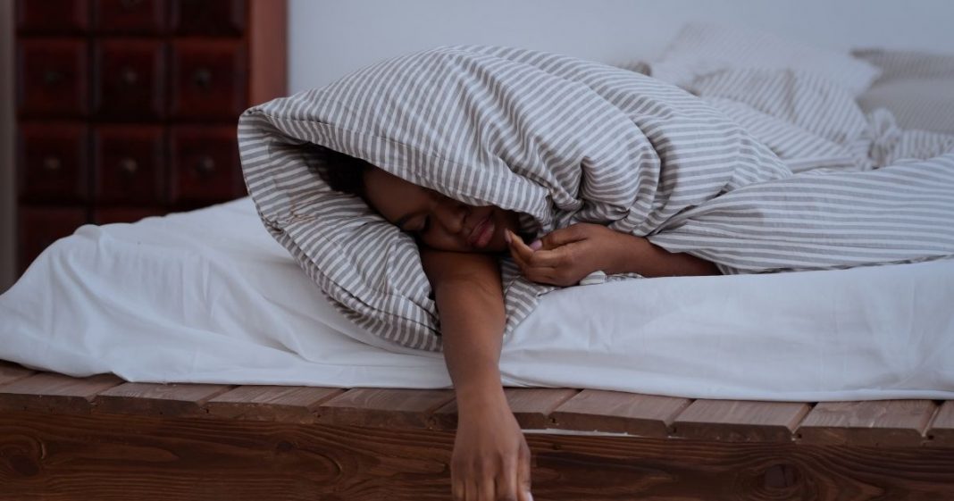 Por que algumas pessoas dormem com a cabeça coberta? A espiritualidade pode explicar