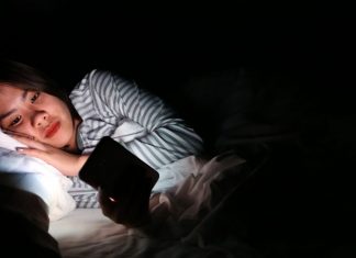 Por que você deve desligar o Wi-Fi à noite e deixar o celular no modo avião em outro cômodo