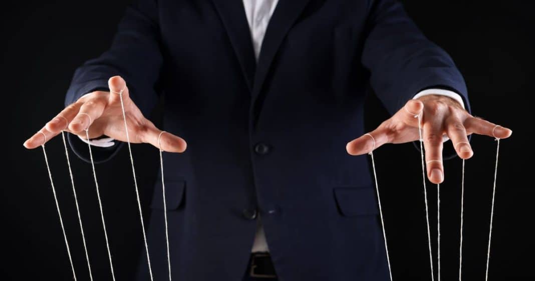 10 Palavras que manipuladores usam em relacionamentos para te controlar (sem você perceber)
