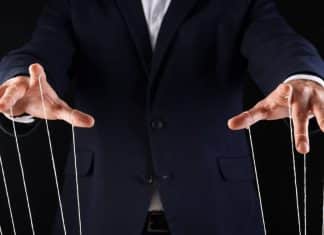 10 Palavras que manipuladores usam em relacionamentos para te controlar (sem você perceber)