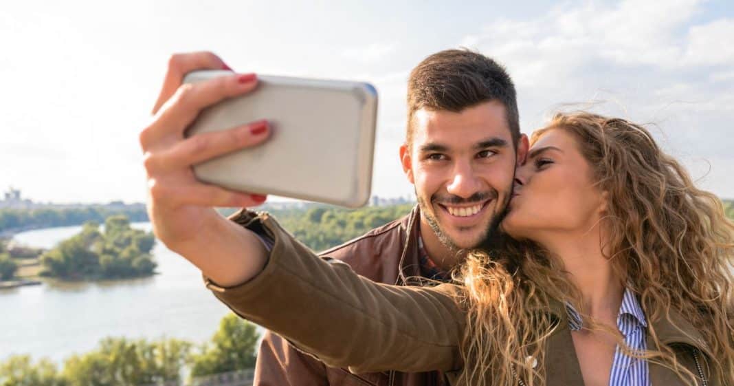 Por que o seu namorado não posta fotos com você nas redes sociais? O que a psicologia revela