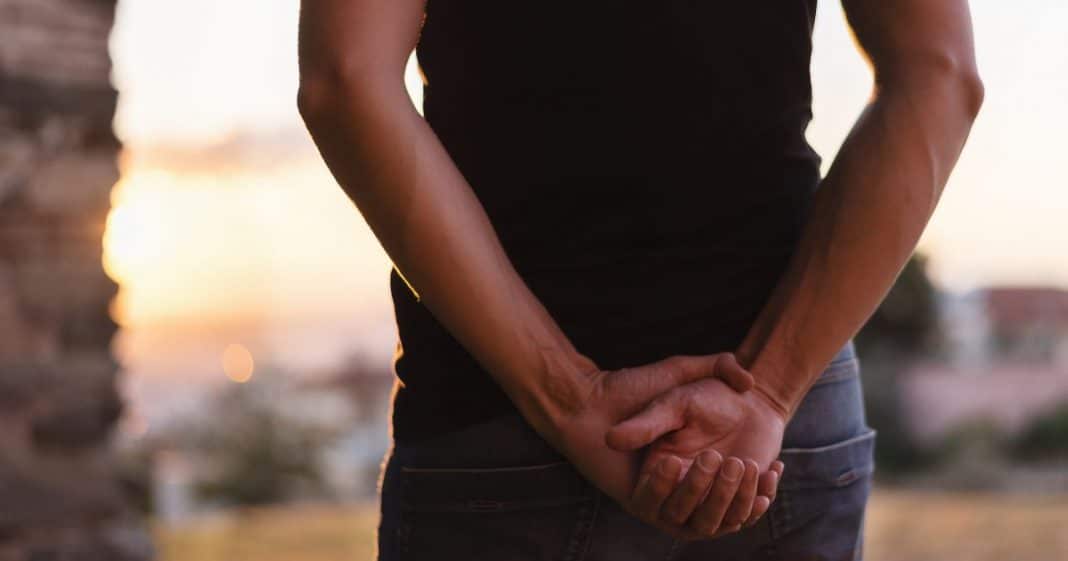 Andar com as mãos atrás das costas: o que isso diz sobre você de verdade