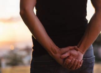 Andar com as mãos atrás das costas: o que isso diz sobre você de verdade
