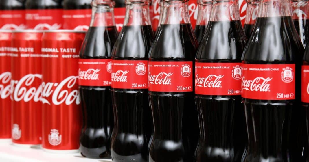 Especialista revela mensagem oculta no logotipo da Coca-Cola que quase ninguém percebe