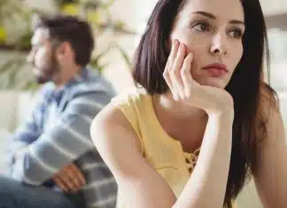 Se o seu parceiro faz isso, ele já está com um pé fora do relacionamento