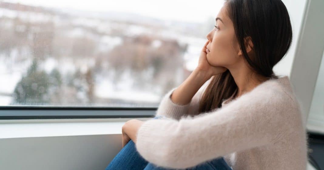 4 Comportamentos comuns que podem revelar traumas antigos, segundo especialistas