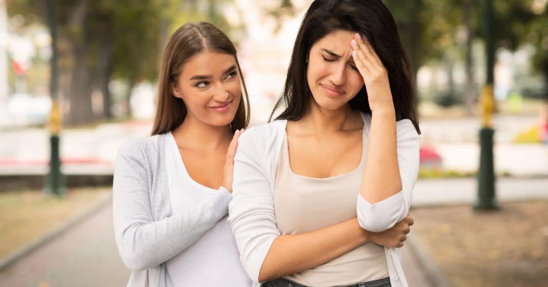 7 Sinais claros de que alguém apenas finge ser seu amigo, segundo a psicologia