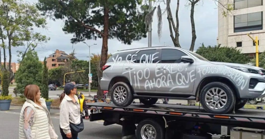 Mulher destrói o carro do namorado após descobrir traição — e cenas viralizam nas redes sociais