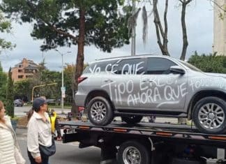 Mulher destrói o carro do namorado após descobrir traição — e cenas viralizam nas redes sociais