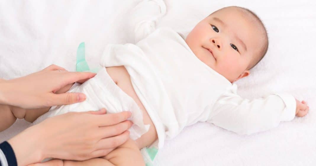 Devemos pedir permissão ao bebê antes de trocar a fralda? Polêmica divide opiniões