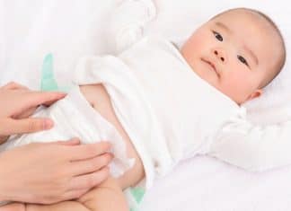 Devemos pedir permissão ao bebê antes de trocar a fralda? Polêmica divide opiniões