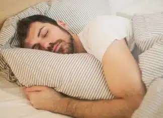 Especialistas alertam: Sintoma de câncer que muitas vezes passa despercebido acontece enquanto você dorme