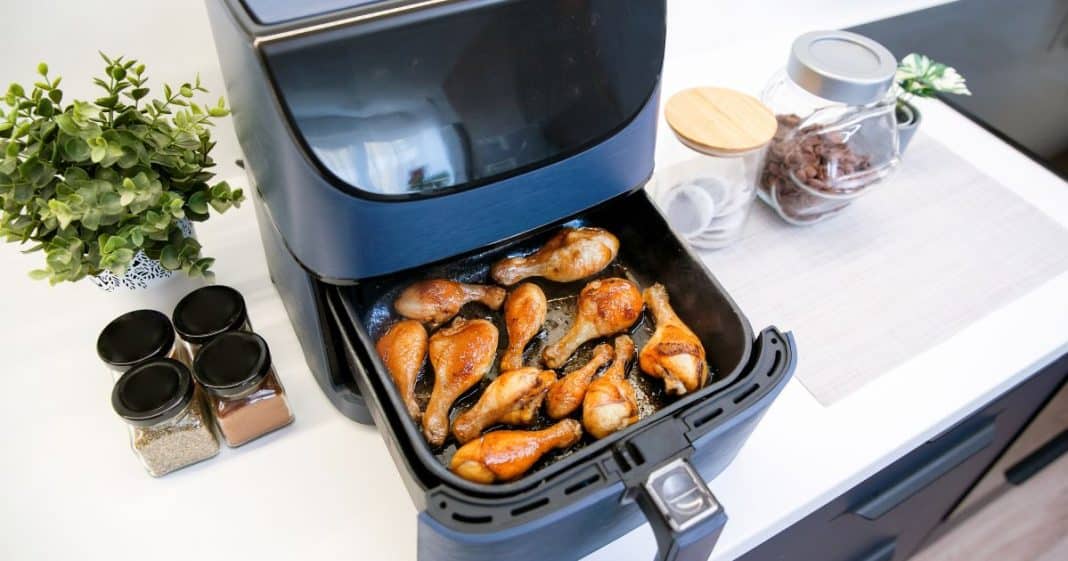 o-unico-alimento-que-voce-nunca-deve-colocar-na-air-fryer-segundo-especialistas O único alimento que você nunca deve colocar na air fryer, segundo especialistas