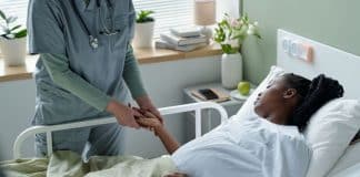 Enfermeira revela as 4 frases mais ditas antes da morte — e o que elas significam sobre a alma humana