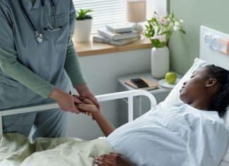 Enfermeira revela as 4 frases mais ditas antes da morte — e o que elas significam sobre a alma humana