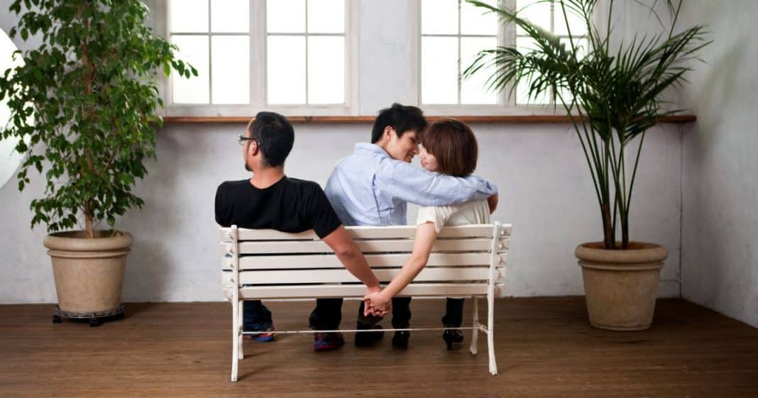 Especialista em divórcios explica por que homens e mulheres traem de formas completamente diferentes