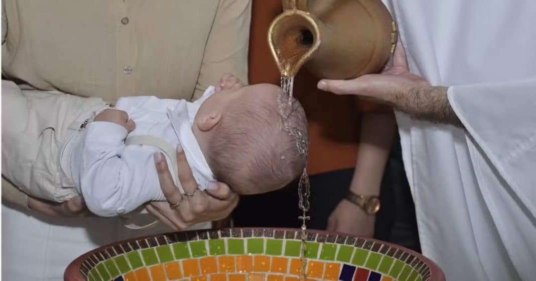 Foto de terço formada na água de batismo viraliza em Santa Catarina: “Surpreendente”